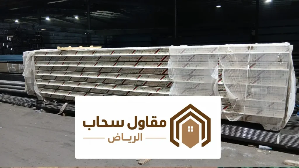 تركيب ملحق ساندوتش بانل بالرياض بتصميم حديث وهيكل فولاذي معزول، يوضح جودة تنفيذ ملاحق الساندوتش بانل المقاومة للحرارة والعوامل الجوية، والمناسبة للاستراحات والمنازل والفلل في الرياض لعام 2026.